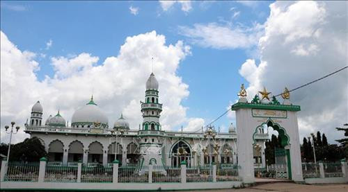 Thánh đường Hồi giáo Jamiul Azhar ở ấp Châu Giang, xã Châu Phong, thị xã Tân Châu, tỉnh An Giang. Ảnh: Công Mạo-TTXVN Thánh đường Hồi giáo Jamiul Azhar ở ấp Châu Giang, xã Châu Phong, thị xã Tân Châu, tỉnh An Giang. Ảnh: Công Mạo-TTXVN