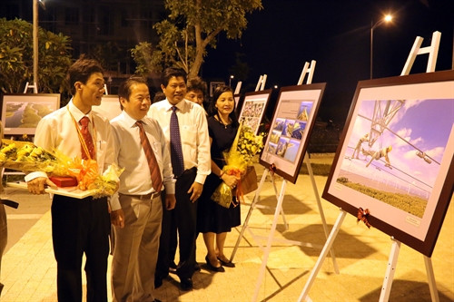 Các nghệ nhân được phong tặng danh hiệu Nghệ nhân Ưu tú. Ảnh: Hoàng Hùng – TTXVN