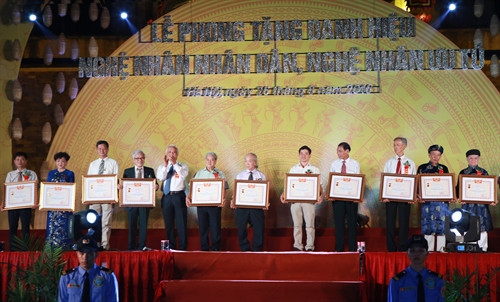 Các nghệ nhân được phong tặng danh hiệu Nghệ nhân Nhân dân. Ảnh: Hoàng Hùng – TTXVN