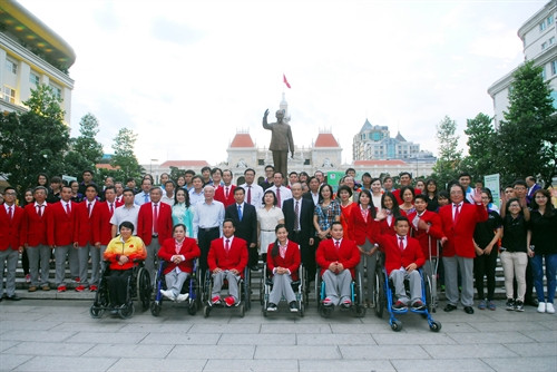 Đoàn thể thao người khuyết tật Việt Nam tham dự Paralympic 2016 chụp ảnh kỷ niệm trước tượng đài Chủ tịch Hồ Chí Minh. Ảnh: Mạnh Linh- TTXVN Đoàn thể thao người khuyết tật Việt Nam tham dự Paralympic 2016 chụp ảnh kỷ niệm trước tượng đài Chủ tịch Hồ Chí Minh. Ảnh: Mạnh Linh- TTXVN
