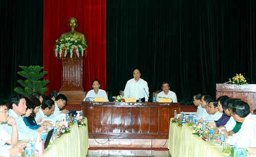 Thủ tướng Nguyễn Xuân Phúc phát biểu tại buổi làm việc với lãnh đạo chủ chốt tỉnh Ninh Thuận về tình hình phát triển kinh tế - xã hội 6 tháng đầu năm và nhiệm vụ trọng tâm 6 tháng cuối năm 2016. Ảnh: Thống Nhất-TTXVN