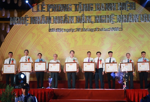 Các nghệ nhân được phong tặng danh hiệu Nghệ nhân Ưu tú. Ảnh: Hoàng Hùng – TTXVN