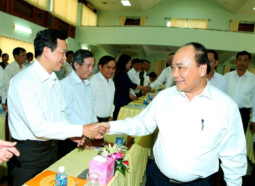 Thủ tướng Nguyễn Xuân Phúc với lãnh đạo chủ chốt tỉnh Ninh Thuận.. Ảnh: Thống Nhất-TTXVN