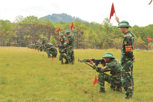Học viên tham gia khoá kiểm tra bắn súng