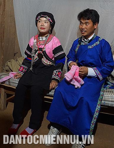 Sau các nghi lễ, cô dâu, chú rể chính thức thành vợ chồng và nhận lời chúc mừng từ mọi người sống với nhau hạnh phúc. Ảnh: Hoàng Tâm