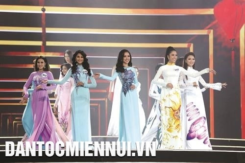 Phần thi áo dài của các thí sinh.