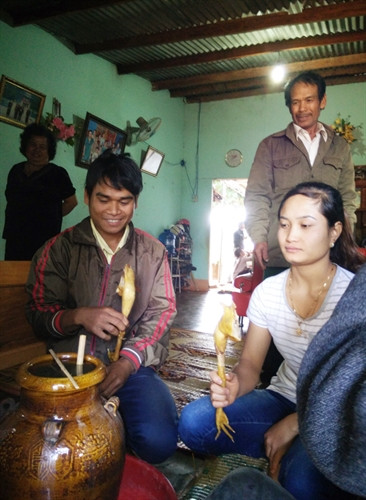 Lễ Pơ - Kong của chú rể Huk và cô dâu Nhung, diễn ra tại nhà ông Y Thương, bà Nay Nhoa là ông bà ngoại của cô dâu tại làng Kto (xã Kon Gang, huyện Đak Đoa, Gia Lai) Lễ Pơ - Kong của chú rể Huk và cô dâu Nhung, diễn ra tại nhà ông Y Thương, bà Nay Nhoa là ông bà ngoại của cô dâu tại làng Kto (xã Kon Gang, huyện Đak Đoa, Gia Lai)