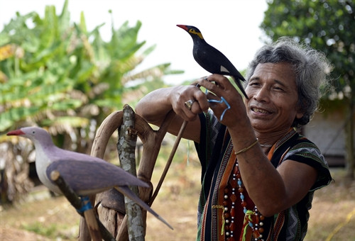 Nghệ nhân điêu khắc Bh Rui Pô chuẩn bị cho phần trưng bầy sản phẩm điêu khắc của mình