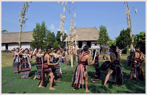 Lễ mừng nhà Gươl của đồng bào Co-tu