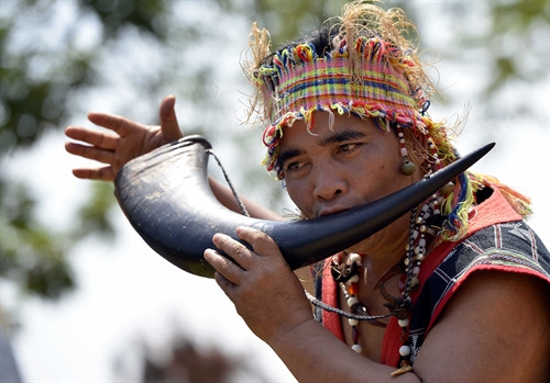 Nghệ nhân Pa Lang Lưng thổi A xăng (Tù và) nhẩy múa trong Lễ mừng nhà Gươl của người Cơ- tu