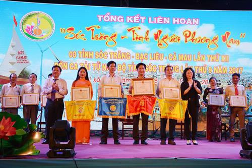 Trao các giải cao ở bảng B cho các đội đạt giải. Ảnh: Hoài Thu - TTXVN Trao các giải cao ở bảng B cho các đội đạt giải. Ảnh: Hoài Thu - TTXVN