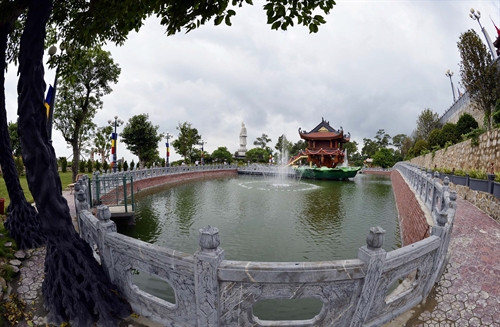 Hồ bán nguyệt với phiên bản chùa Một Cột đã được cải tạo, xây mới