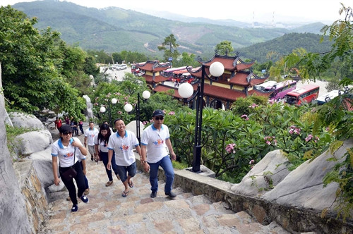 Du khách thăm quan chùa Ba Vàng.