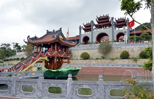 Cổng tam quan chùa Ba Vàng nhìn từ bên trong ra