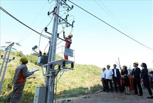 Công nhân Điện lực Mường Nhé đóng điện công trình cấp điện cho các điểm bản huyện Mường Nhé. Ảnh: Phan Tuấn Anh – TTXVN Công nhân Điện lực Mường Nhé đóng điện công trình cấp điện cho các điểm bản huyện Mường Nhé. Ảnh: Phan Tuấn Anh – TTXVN