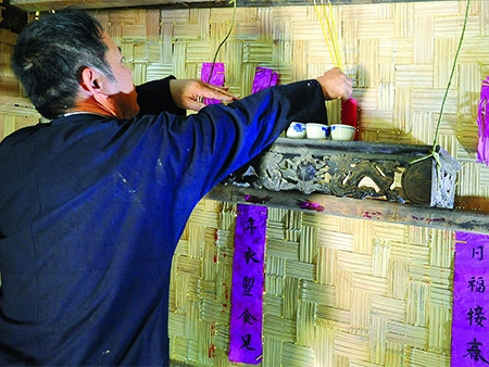 Nhà gái làm lễ báo cáo tổ tiên, xin phép được gả con gái cho nhà trai. Nhà gái làm lễ báo cáo tổ tiên, xin phép được gả con gái cho nhà trai.