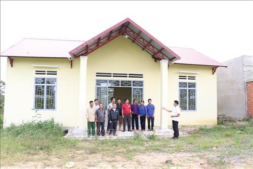 Chủ tịch UBND xã Chư Krey (áo trắng, ngoài cùng bên phải) tuyên truyền chính sách, chủ trương đường lối của Đảng cho bà con dân tộc Dao tại nhà sinh hoạt cộng đồng làng Lơ Bơ. Ảnh: Hồng Điệp - TTXVN Chủ tịch UBND xã Chư Krey (áo trắng, ngoài cùng bên phải) tuyên truyền chính sách, chủ trương đường lối của Đảng cho bà con dân tộc Dao tại nhà sinh hoạt cộng đồng làng Lơ Bơ. Ảnh: Hồng Điệp - TTXVN