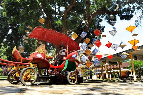 Không gian trình diễn nghề truyền thống Huế trong Đại Nội. Ảnh: Hoàng Hùng -TTXVN