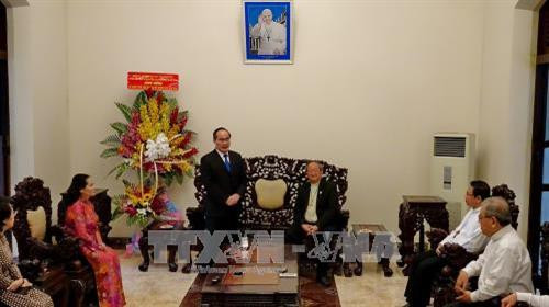 Bí thư Thành ủy Thành phố Hồ Chí Minh Nguyễn Thiện Nhân cùng đoàn công tác đến thăm và chúc mừng các chức sắc tại Văn phòng Giám mục Việt Nam. Ảnh: Thế Anh-TTXVN Bí thư Thành ủy Thành phố Hồ Chí Minh Nguyễn Thiện Nhân cùng đoàn công tác đến thăm và chúc mừng các chức sắc tại Văn phòng Giám mục Việt Nam. Ảnh: Thế Anh-TTXVN