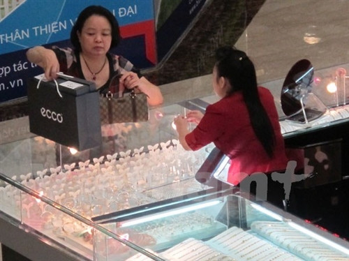 Khách hàng đang giao dịch vàng miếng (Ảnh: Đức Duy/Vietnam+)