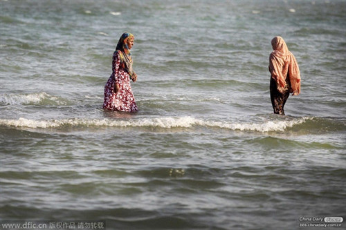 Ở Iran, phụ nữ phải mặc quần áo dài khi đi tắm ở biển hay bể bơi. Ở Iran, phụ nữ phải mặc quần áo dài khi đi tắm ở biển hay bể bơi.