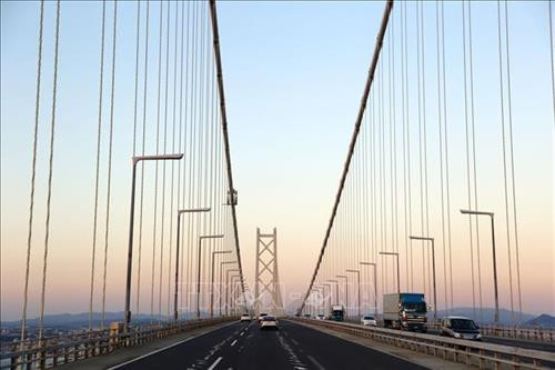 Cầu Akashi-Kaikyo bắc qua vịnh Akashi; nối Maiko ở Kobe với Iwaya của đảo Awaji và là một phần trong tuyến đường cao tốc Honshu – Shikoku. Cầu Akashi-Kaikyo bắc qua vịnh Akashi; nối Maiko ở Kobe với Iwaya của đảo Awaji và là một phần trong tuyến đường cao tốc Honshu – Shikoku.