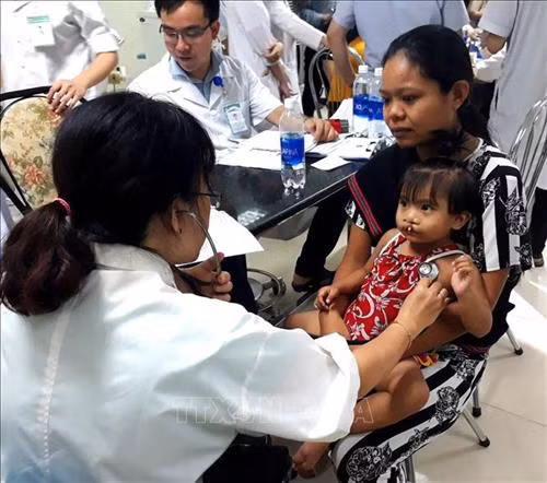 Các giáo sư, bác sỹ khám, điều trị và phẫu thuật miễn phí cho trẻ em bị sứt môi, hở hàm ếch, sẹo xấu ở mũi, khe hở ngang mặt. Ảnh: Tường Vi - TTXVN Các giáo sư, bác sỹ khám, điều trị và phẫu thuật miễn phí cho trẻ em bị sứt môi, hở hàm ếch, sẹo xấu ở mũi, khe hở ngang mặt. Ảnh: Tường Vi - TTXVN