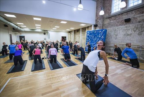 Người dân tham gia lớp học Yoga tại Stockholm, Thụy Điển ngày 26/1/2018. Ảnh: AFP/ TTXVN Người dân tham gia lớp học Yoga tại Stockholm, Thụy Điển ngày 26/1/2018. Ảnh: AFP/ TTXVN
