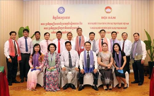 Đoàn đại biểu Ủy ban Trung ương MTTQ Việt Nam và đoàn đại biểu Hội đồng Quốc gia Mặt trận Đoàn kết Phát triển Tổ quốc Campuchia chụp ảnh sau buổi hội đàm. Ảnh: Xuân Khu-TTXVN.