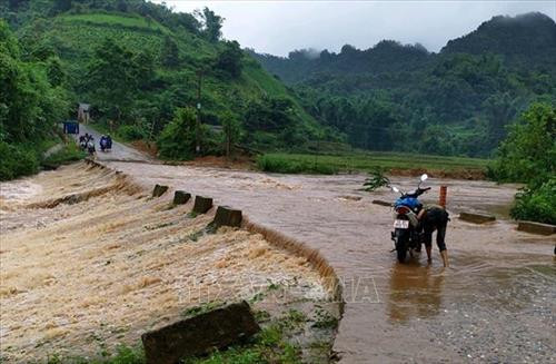 Mưa lớn và kéo dài nên nước dâng cao gây ngập ngầm tràn tại km 13+200. Ảnh: Việt Hoàng - TTXVN Mưa lớn và kéo dài nên nước dâng cao gây ngập ngầm tràn tại km 13+200. Ảnh: Việt Hoàng - TTXVN