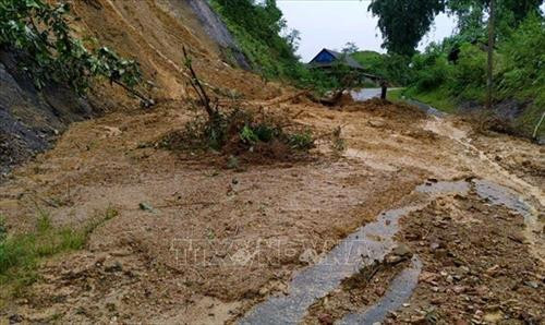 Tại tỉnh lộ 136 xuất hiện sạt lở lớn tại km 16+510 gây ách tắc giao thông trên đoạn đường này. Ảnh: Việt Hoàng - TTXVN Tại tỉnh lộ 136 xuất hiện sạt lở lớn tại km 16+510 gây ách tắc giao thông trên đoạn đường này. Ảnh: Việt Hoàng - TTXVN