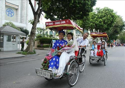 Tái hiện đám cưới xưa của người Hà Nội. Ảnh: Lâm Khánh - TTXVN