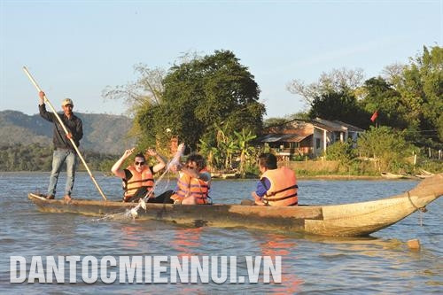 Quang cảnh bình yên trên hồ Lắk. Ảnh: Tuấn Anh Du khách trải nghiệm kéo lưới đánh cá trên hồ Lắk. Ảnh: Tuấn Anh Thật tuyệt vời khi du khách được trải nghiệm cảm giác lắc lư trên lưng những chú voi đi dạo trên hồ Lắk. Ảnh: Tuấn Anh Quang cảnh bình yên trên hồ Lắk. Ảnh: Tuấn Anh Du khách trải nghiệm kéo lưới đánh cá trên hồ Lắk. Ảnh: Tuấn Anh Thật tuyệt vời khi du khách được trải nghiệm cảm giác lắc lư trên lưng những chú voi đi dạo trên hồ Lắk. Ảnh: Tuấn Anh