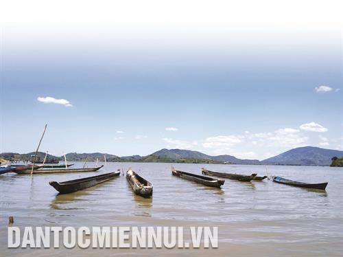 Quang cảnh bình yên trên hồ Lắk. Ảnh: Tuấn Anh Du khách trải nghiệm kéo lưới đánh cá trên hồ Lắk. Ảnh: Tuấn Anh Thật tuyệt vời khi du khách được trải nghiệm cảm giác lắc lư trên lưng những chú voi đi dạo trên hồ Lắk. Ảnh: Tuấn Anh Quang cảnh bình yên trên hồ Lắk. Ảnh: Tuấn Anh Du khách trải nghiệm kéo lưới đánh cá trên hồ Lắk. Ảnh: Tuấn Anh Thật tuyệt vời khi du khách được trải nghiệm cảm giác lắc lư trên lưng những chú voi đi dạo trên hồ Lắk. Ảnh: Tuấn Anh