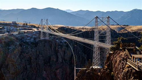Cầu Royal Gorge, Colorado, Mỹ: Là một điểm du lịch khá nổi tiếng gần thành phố Canon thuộc bang Colorado của Mỹ, cầu Royal Gorge nằm trên sông Arkansas và giữ vị trí cao nhất thế giới trong hơn 70 năm (từ 1929-2001) với chiều dài 384m, chiều rộng 5,5m. Cầu Royal Gorge, Colorado, Mỹ: Là một điểm du lịch khá nổi tiếng gần thành phố Canon thuộc bang Colorado của Mỹ, cầu Royal Gorge nằm trên sông Arkansas và giữ vị trí cao nhất thế giới trong hơn 70 năm (từ 1929-2001) với chiều dài 384m, chiều rộng 5,5m.