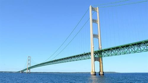 Cầu Mackinac, Mỹ: Cây cầu nằm giữa bán đảo Upper và Lower Michigan, Mỹ. Với vận tốc gió ở đây đạt 30mph, người lái xe luôn phải thận trọng khi đi qua. Chính vì lý do ấy, chính quyền địa phương cầu Mackinac đã đưa ra một giải pháp là sẽ giúp bạn lái xe qua cầu... miễn phí. Trong năm qua, nơi đây đã hỗ trợ gần 1.400 người lái xe và nhiều chương trình tương tự để cây cầu này tồn tại đến giờ. Cầu Mackinac, Mỹ: Cây cầu nằm giữa bán đảo Upper và Lower Michigan, Mỹ. Với vận tốc gió ở đây đạt 30mph, người lái xe luôn phải thận trọng khi đi qua. Chính vì lý do ấy, chính quyền địa phương cầu Mackinac đã đưa ra một giải pháp là sẽ giúp bạn lái xe qua cầu... miễn phí. Trong năm qua, nơi đây đã hỗ trợ gần 1.400 người lái xe và nhiều chương trình tương tự để cây cầu này tồn tại đến giờ.