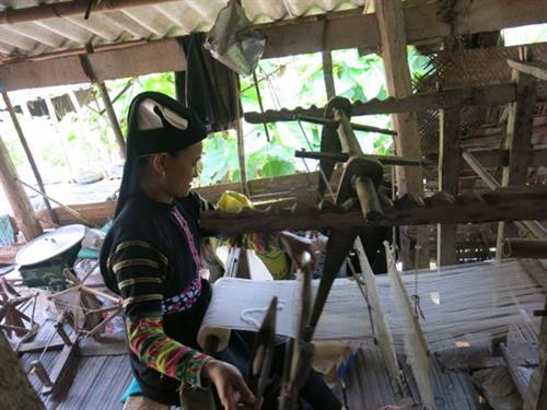 Bất cứ có thời gian nào trong ngày họ đều ngồi vào khung dệt để dệt vải. Bất cứ có thời gian nào trong ngày họ đều ngồi vào khung dệt để dệt vải.