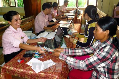 Đồng bào dân tộc thiểu số xã Đức Bình Đông, huyện miền núi Sông Hinh vay vốn từ Ngân hàng chính sách xã hội tỉnh Phú Yên. Ảnh: Thế Lập - TTXVN