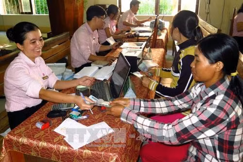 Đồng bào dân tộc thiểu số xã Đức Bình Đông, huyện miền núi Sông Hinh vay vốn từ Ngân hàng chính sách xã hội tỉnh Phú Yên. Ảnh: Thế Lập - TTXVN