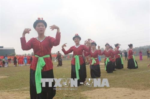 Tiết mục múa đèn, tổ khúc dân ca Đông Anh (huyện Đông Sơn). Ảnh: Khiếu Tư - TTXVN Tiết mục múa đèn, tổ khúc dân ca Đông Anh (huyện Đông Sơn). Ảnh: Khiếu Tư - TTXVN