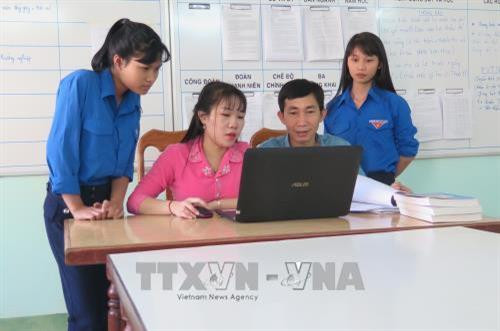 Đinh Triệu Vi (áo hồng) cùng thầy giáo và các bạn sử dụng bộ gõ tiếng dân tộc để soạn thảo bài học. Ảnh: Quốc Dũng - TTXVN Đinh Triệu Vi (áo hồng) cùng thầy giáo và các bạn sử dụng bộ gõ tiếng dân tộc để soạn thảo bài học. Ảnh: Quốc Dũng - TTXVN