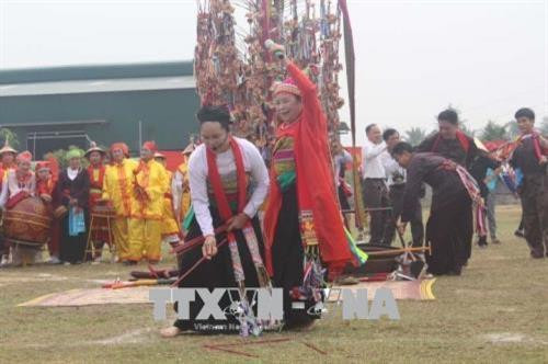 Múa hát Pồn Pông (huyện Ngọc Lặc). Ảnh: Khiếu Tư - TTXVN Múa hát Pồn Pông (huyện Ngọc Lặc). Ảnh: Khiếu Tư - TTXVN