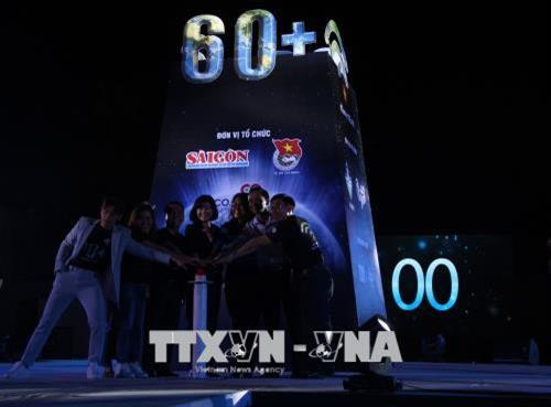 Các đại sứ Chiến dịch Giờ Trái đất 2018 cùng thực hiện nghi thức tắt điện. Ảnh: Xuân Dự - TTXVN Các đại sứ Chiến dịch Giờ Trái đất 2018 cùng thực hiện nghi thức tắt điện. Ảnh: Xuân Dự - TTXVN