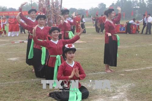 Tiết mục múa đèn, tổ khúc dân ca Đông Anh (huyện Đông Sơn). Ảnh: Khiếu Tư - TTXVN Tiết mục múa đèn, tổ khúc dân ca Đông Anh (huyện Đông Sơn). Ảnh: Khiếu Tư - TTXVN