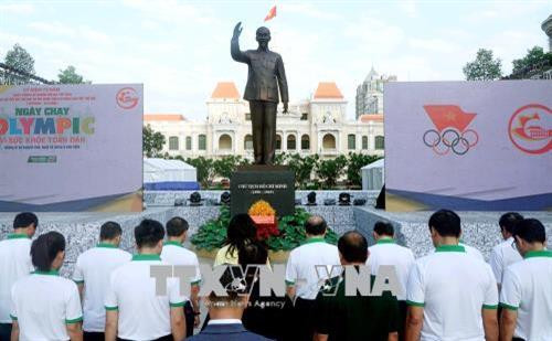 Ban tổ chức dâng hoa tại Tượng đài Chủ tịch Hồ Chí Minh. Ảnh: Quang Nhựt - TTXVN