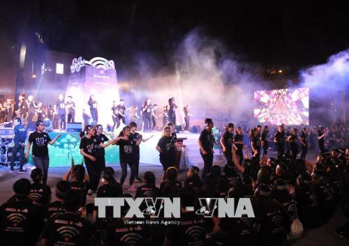 Các tình nguyên viên tham gia Chiến dịch Giờ Trái đất 2018. Ảnh: Xuân Dự - TTXVN Các tình nguyên viên tham gia Chiến dịch Giờ Trái đất 2018. Ảnh: Xuân Dự - TTXVN