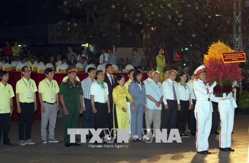 Dâng hoa tượng đài Chủ tịch Hồ Chí Minh tại lễ khai mạc. Ảnh: Quang Nhựt - TTXVN