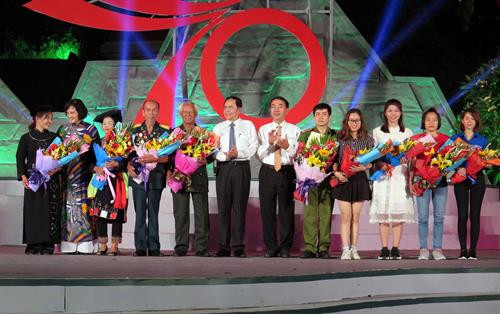 Chủ tịch UBTƯ MTTQ Việt Nam Trần Thanh Mẫn và Bí thư Tỉnh ủy Thái Nguyên Trần Quốc Tỏ tặng hoa cho các gương điển hình tiên tiến của tỉnh Thái Nguyên tại điểm cầu Thái Nguyên. Ảnh: Thu Hằng - TTXVN Chủ tịch UBTƯ MTTQ Việt Nam Trần Thanh Mẫn và Bí thư Tỉnh ủy Thái Nguyên Trần Quốc Tỏ tặng hoa cho các gương điển hình tiên tiến của tỉnh Thái Nguyên tại điểm cầu Thái Nguyên. Ảnh: Thu Hằng - TTXVN