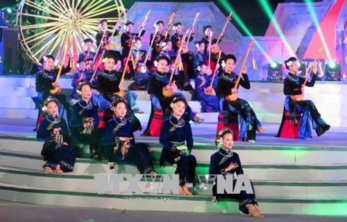 Biểu diễn nghệ thuật tại điểm cầu Thái Nguyên. Ảnh: Thu Hằng - TTXVN Biểu diễn nghệ thuật tại điểm cầu Thái Nguyên. Ảnh: Thu Hằng - TTXVN