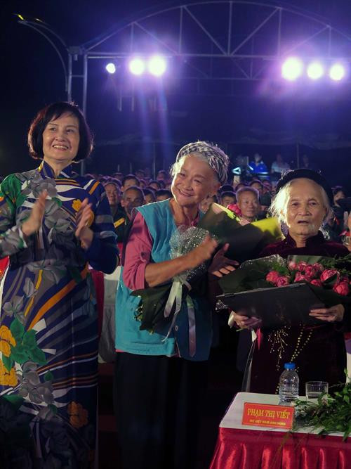 Họa sĩ Đặng Ái Việt (giữa) tặng bức chân dung Mẹ Việt Nam Anh hùng Phạm Thị Viết được vẽ tại điểm cầu Thái Nguyên. Ảnh: Thu Hằng - TTXVN Họa sĩ Đặng Ái Việt (giữa) tặng bức chân dung Mẹ Việt Nam Anh hùng Phạm Thị Viết được vẽ tại điểm cầu Thái Nguyên. Ảnh: Thu Hằng - TTXVN